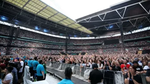 Estadio lleno esperando a Oasis.