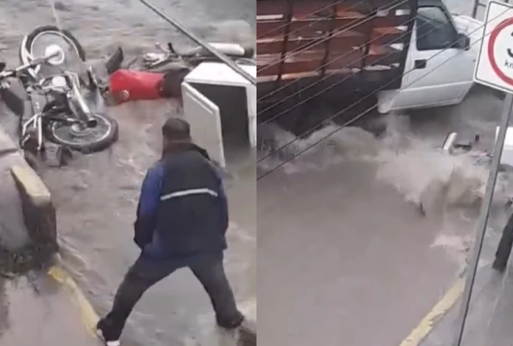 Hombres intentan rescatar sus motos arrastradas por una corriente de agua tras fuertes lluvias en Cholula, Puebla