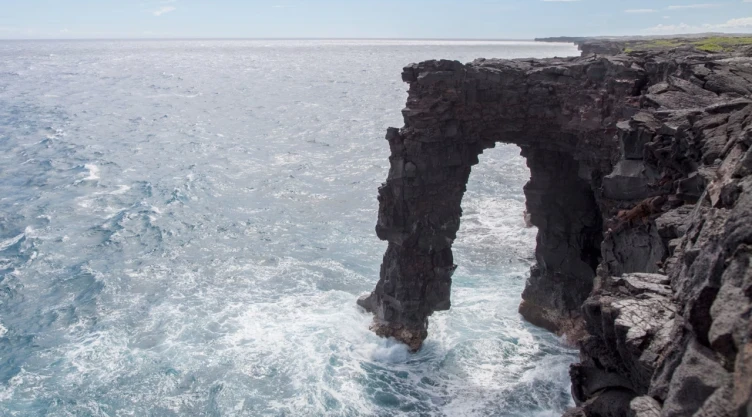 Cae el arco marino de Hōlei, en Hawái
