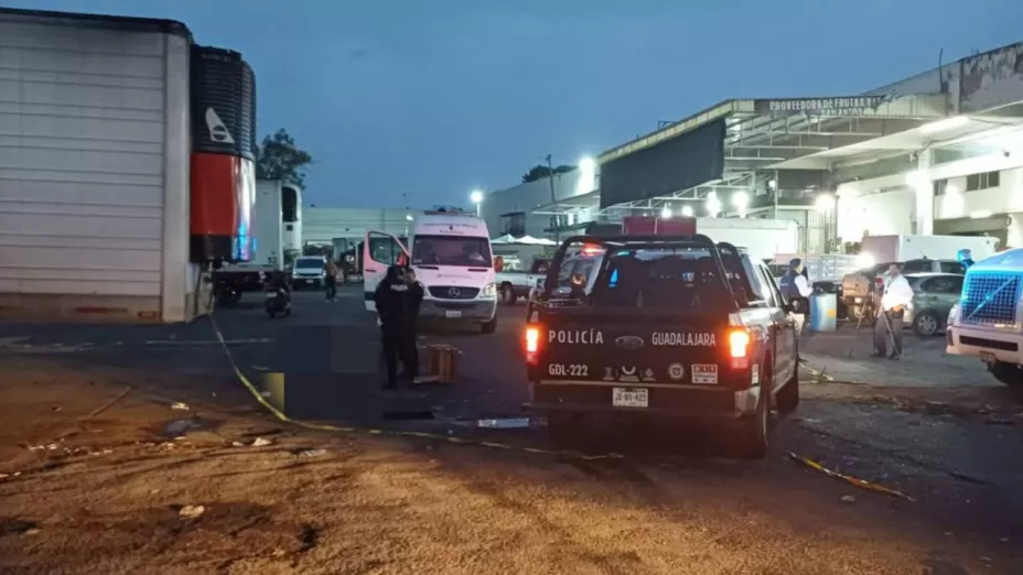 ¡Fatal accidente! Un hombre pierde la vida al ser atropellado por un tráiler en Mercado de Abastos