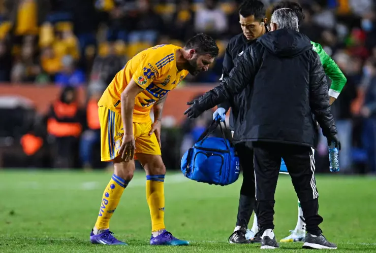 Gignac hospitalizado tras recibir balonazo