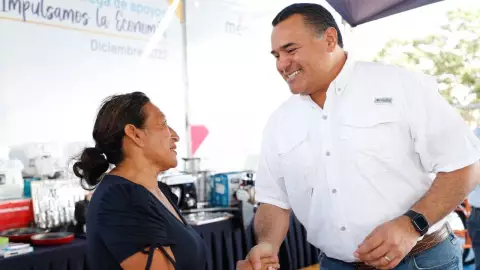 Entregan apoyos económicos a familias de Mérida