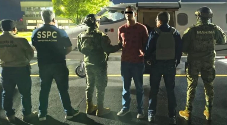 Cae en Puebla ‘El Caiser’, objetivo prioritario de Tabasco y operador de ‘La Barredora'; Fiscalía. En la imagen se observa a fuerzas federales, la marina y agentes de investigación tras la detención de ‘El Caiser’