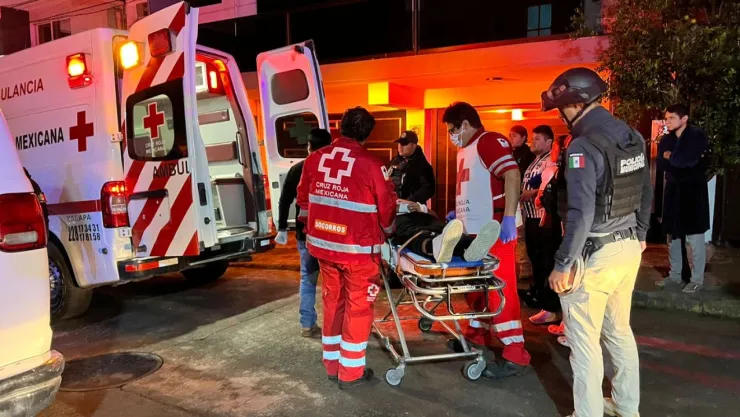 Dos hombres fueron hospitalizados tras recibir una descarga eléctrica al subir un colchón por el exterior de una vivienda en Xalapa