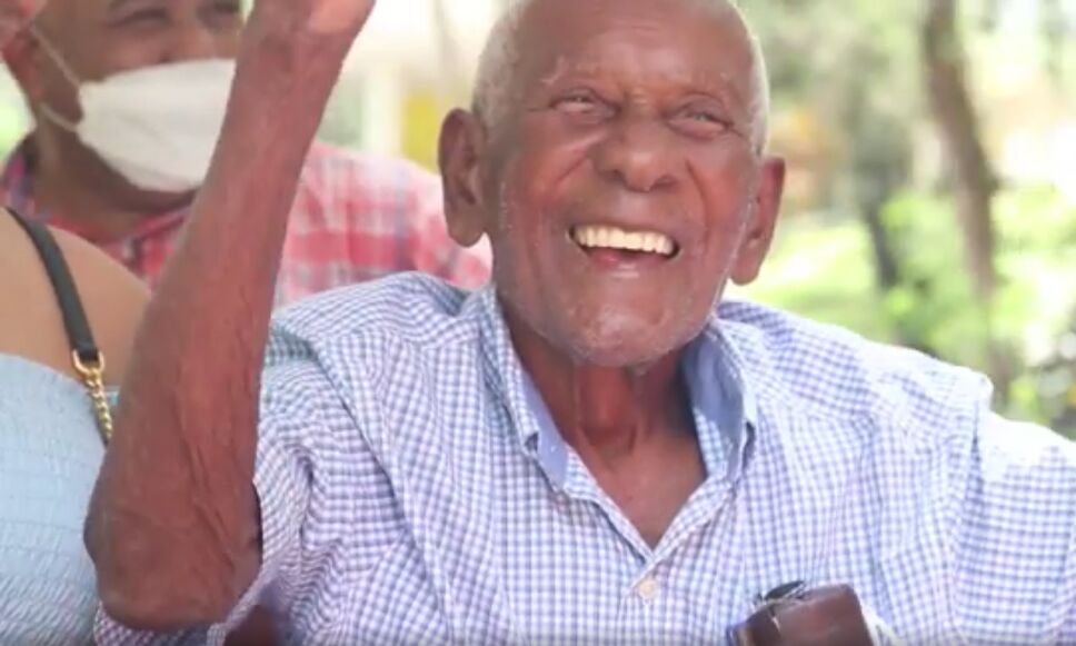 abuelito feliz.png