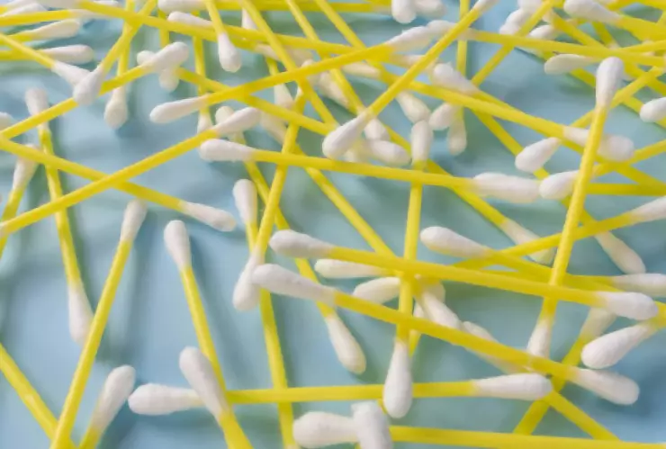 La razón por la que NO debes usar cotonetes para limpiarte los oídos