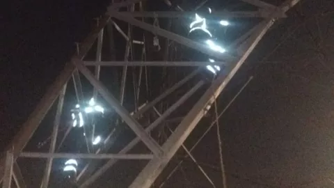 CDMX: Rescatan a una persona tras subir a torre eléctrica de 30 metros de altura en Iztapalapa