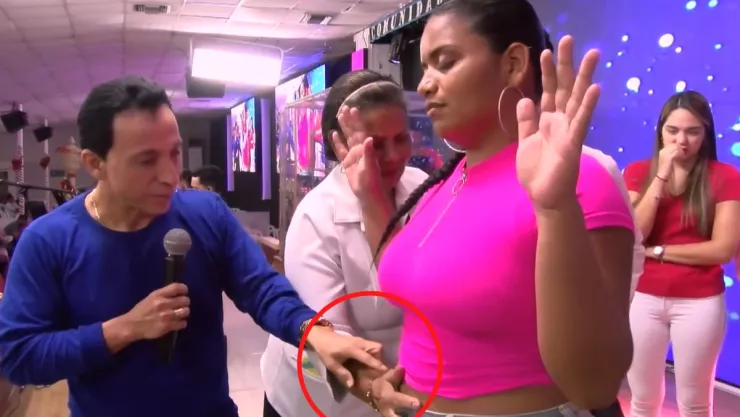 Pastor hace la ‘lipo’ a mujer en pleno culto; le rebajó dos tallas