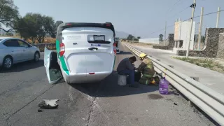 ÚLTIMA HORA Se vuelca camioneta en la Carretera Santa Rosa-La Barca; cierran carril