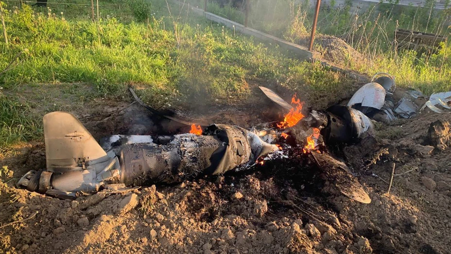 Fragmentos de un proyectil ruso derribado por la defensa aérea ucraniana