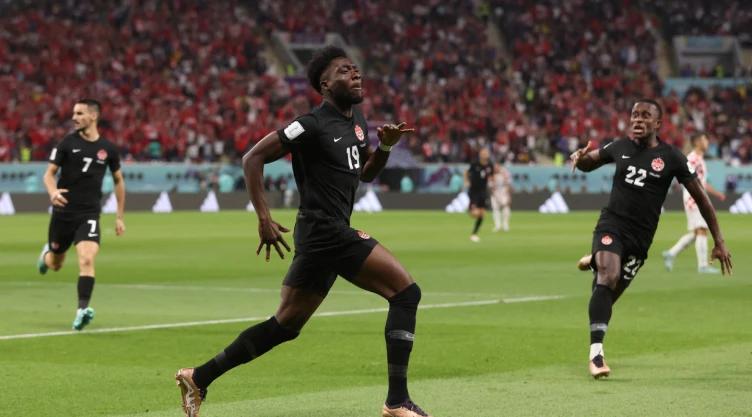 Alphonso Davies celebra en Qatar 2022