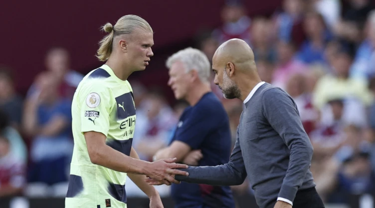 Erling Haaland recibido por el técnico del Manchester City Pep Guardiola