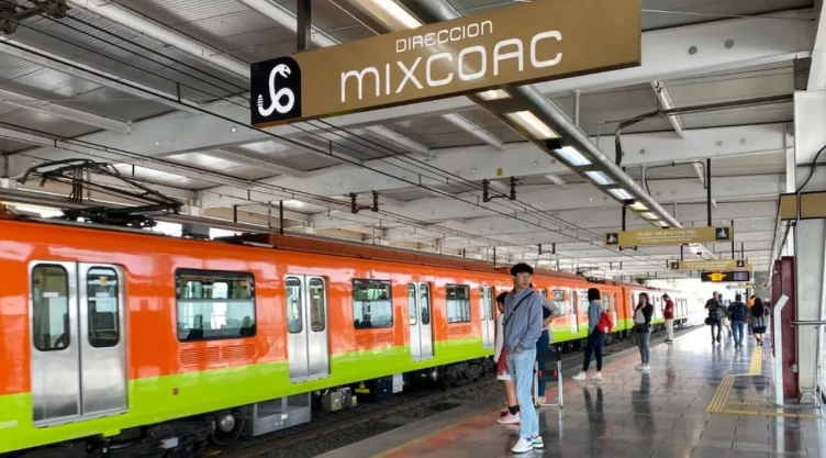 Gente esperando el vagón de la Línea 12 del Metro CDMX