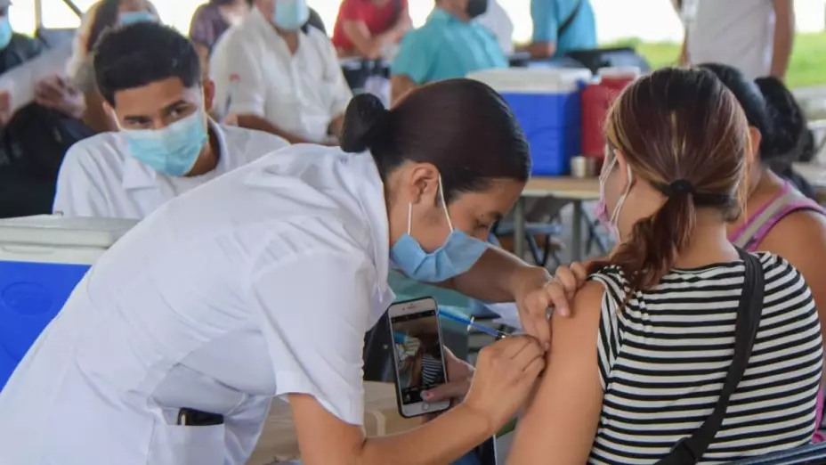 Anuncian dosis de refuerzo en Isla Mujeres para adultos de 30 años