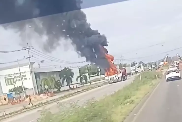 FOTO Tráiler arde en llamas en la vía a Valladolid.jpeg