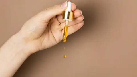 Las pieles grasas sí pueden usar aceites faciales si eligen la fórmula adecuada.