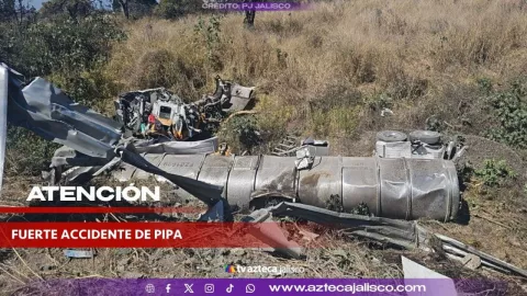 Fuerte IMAGEN | Persona prensada tras accidente en la carretera Guadalajara - Ameca; la pipa quedó completamente destruida