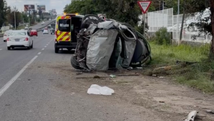 ¡Con las llantas arriba! Camioneta termina volcada en la carretera a León-Silao; ¿hubo lesionados?.png