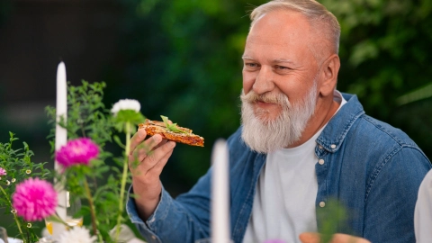 hombre comiendo