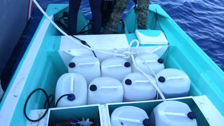 Aseguran combustible frente a costas de Michoacán