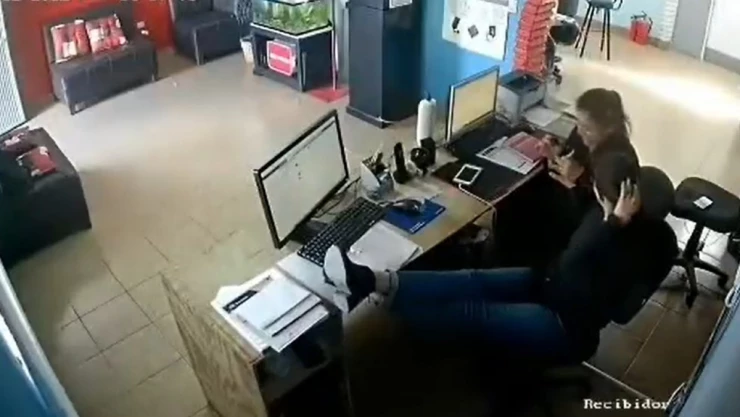 Cámara capta a empleadas echando flojera