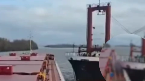 COLOSAL CHOQUE de buques de carga.png