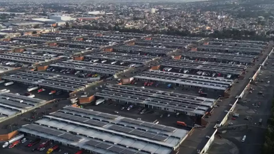 Horror en Iztapalapa: Policías descubren a hombre cargando una mujer asesinada en la Central de Abastos