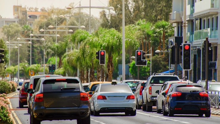 Autos frenados en un sem&aacute;foro
