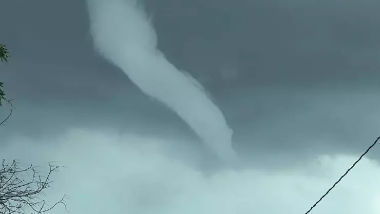 captan inusual formacion de torbellino en merida