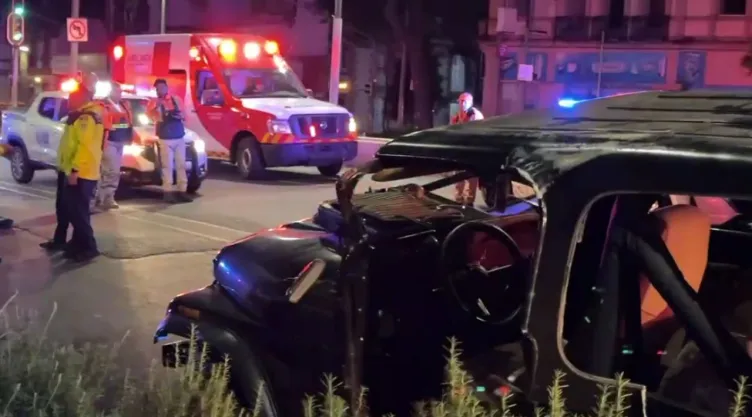 Tres jóvenes heridos tras aparatosa volcadura en Tepeyac Insurgentes.