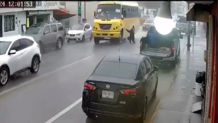 En un video se captó el momento en que un camión atropella de dos niños en SLP.