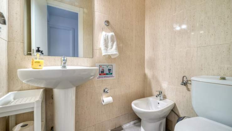3 ingredientes de tu baño para limpiar los rieles de las ventanas en 1 minuto