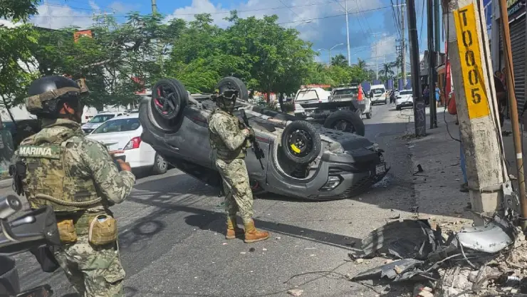 Tráfico Cancún hoy_ Reportan volcadura de auto en avenida Kabah este lunes 19 de agosto; no hay heridos.jpg