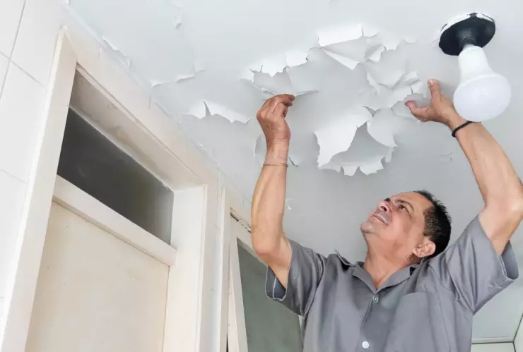 ¿Necesitas tapar goteras en tu casa? Esta es la mejor manera de hacerlo