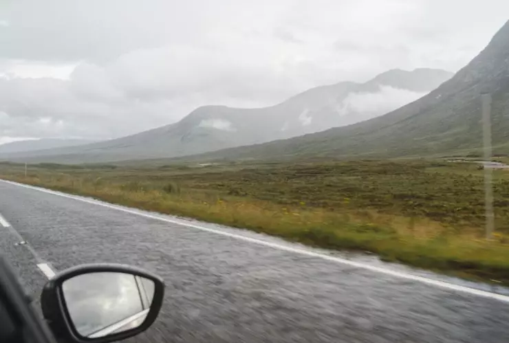 Clima nublado en carretera
