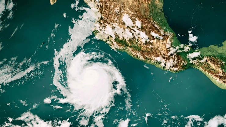 Carlotta lentamente se adentra en el océano Pacífico