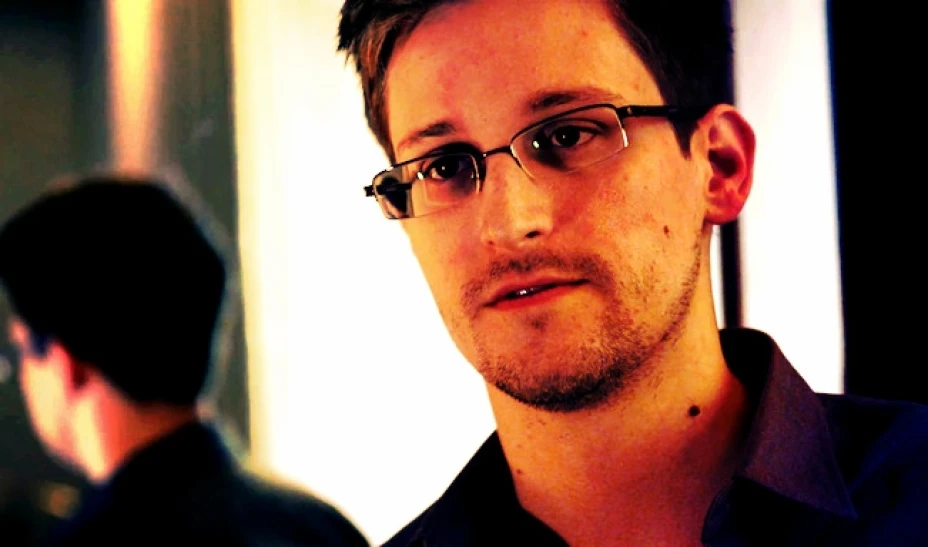 Edward Snowden, a quien identifica como la fuente de sus informes sobre programas secretos de inteligencia nacional en Estados Unidos