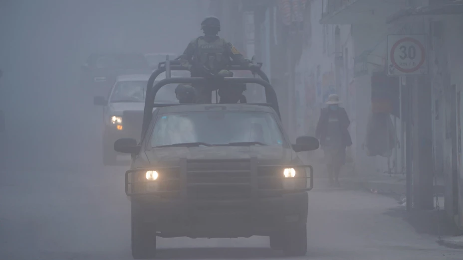 Ejército mexicano patrulla Santiago Xalitzintla en medio de ceniza del volcán Popocatépetl.