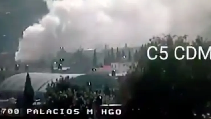 Autoridades combaten incendio en Xochimilco.