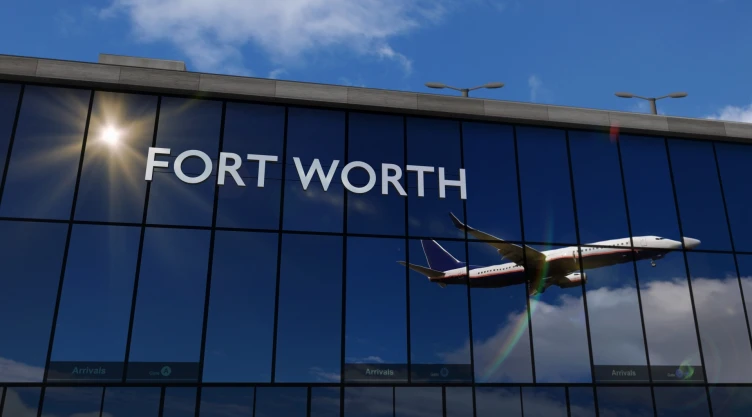 Avión se refleja en los ventanales del aeropuerto de Dallas Fort Worth