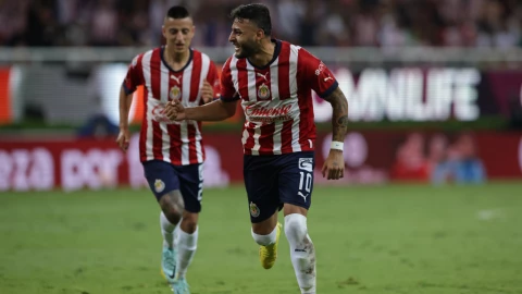 Alexis Vega celebra un gol con las Chivas