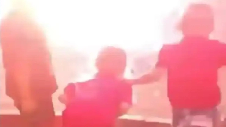 ¡Se salvan de tragedia! Rayo cae cerca de niños que jugaban bajo las fuertes lluvias en Monclova. En la imagen se observa el momento exacto en el que un rayo impacta frente a unos niños que jugaban bajo la fuerte lluvia que azotó a Coahuila durante el domingo 7 de julio.