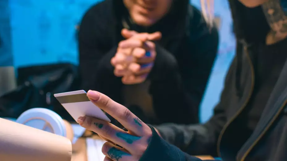 alerta sobre extorsiones de falsos verificadores