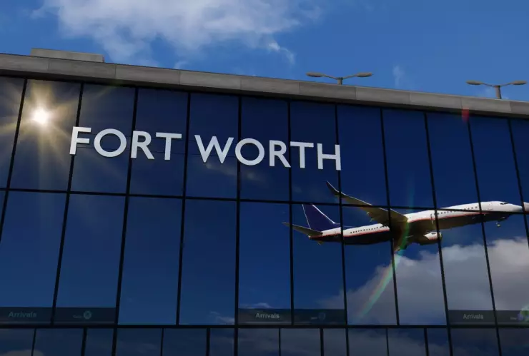 Avión se refleja en los ventanales del aeropuerto de Dallas Fort Worth