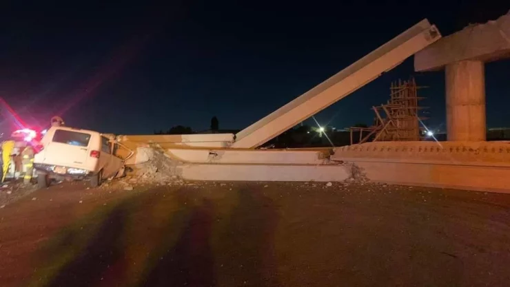 VIDEO: Colapsa puente en la México Pachuca y deja un hombre prensado