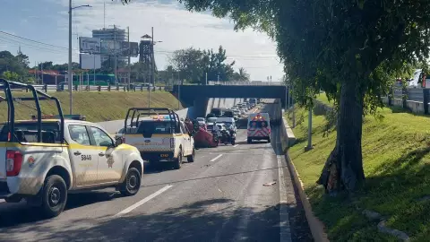 Trafico sabatino tras volcadura de auto en distribuidor vial Kabah - Colosio.jpg