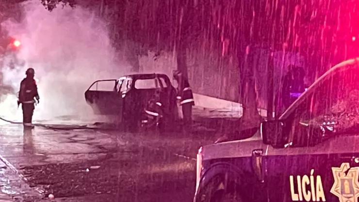 Se incendia camioneta en la colonia Guadalupe, en Culiacán