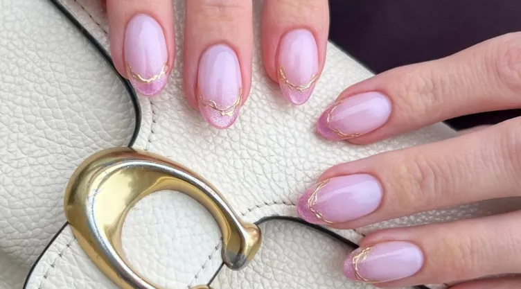 uñas francesas modernas para mujeres de 50