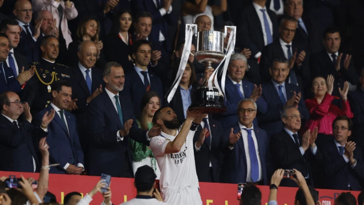 Karim Benzem con la Copa del Rey; Real Madrid Campeón
