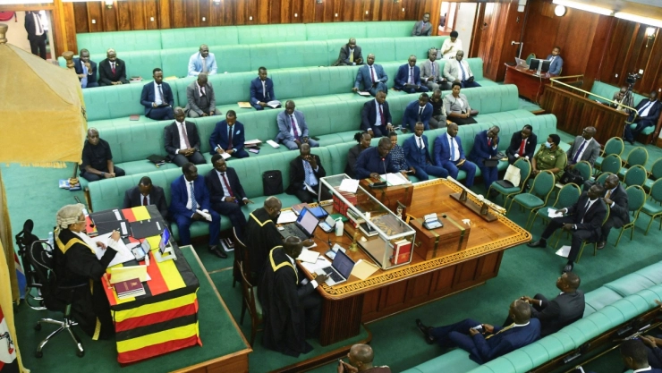 Uganda aprueba ley que criminaliza a los gays